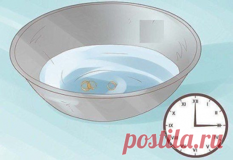 Чтобы ювелирные изделия сверкали как новые:
понадобятся:
- 1 ст л соли
- 1 ст л соды
- 1 ст л средства для мытья посуды
- 1 стакан воды
- 1 кусок алюм фольги
Этапы очистки:
1. Подогрейте воду в микров печи в теч 1 или 2 мин.
2. Отрежьте кусок алюм фольги и положите на дно  миски  .
3. Налейте горячую воду в миску. Добавьте соль, соду, и жидкость для мытья посуды. Положите ювизделия на фольгу и оставьте на 5-10 минут. 
Промойте  изделия в прохладной воде и протрите сухой мягкой тканью.