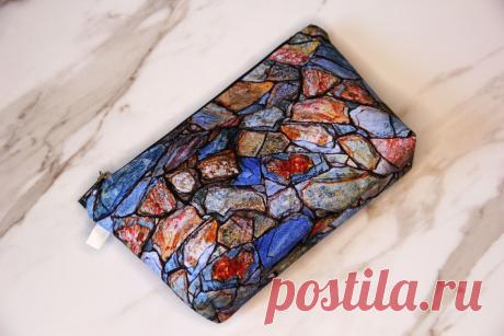 Текстильная косметичка из хлопка с принтом многоцветных камней. Благодаря своим размерам она поможет скомпоновать все необходимые мелочи в одном месте.

Внешняя часть изделия сшита из американского хлопка, подкладка из однотонного хлопка, для укрепления косметички использовался флизелин.