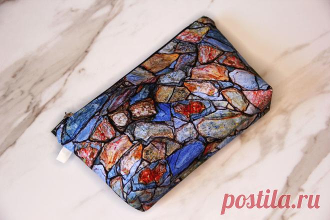 Текстильная косметичка из хлопка с принтом многоцветных камней. Благодаря своим размерам она поможет скомпоновать все необходимые мелочи в одном месте.

Внешняя часть изделия сшита из американского хлопка, подкладка из однотонного хлопка, для укрепления косметички использовался флизелин.