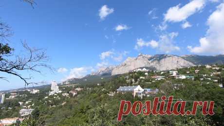 Пока в Ялте устраняют последствия потопа, я заглянул в Кореиз. Отдых в Крыму сегодня сопряжен с некоторыми неудобствами. Я имею в виду потоп в Ялте. И пока в Южной столице Крыма устраняют последствия потопа, я поехал в Кореиз. В Ялте сегодня перебои с водой, светом и газом. В Ялте сейчас невозможно купаться - в море до сих пор сливается грязная вода по речкам Дерекойка и Водопадная. А сам водопад Учан-Су самый полноводный за последние сто лет.
#крымчанин #ялта #кореиз #крым