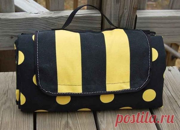 Как сшить сумку~покрывало своими руками

Плед-одеяло, превращающийся в сумку, вещь очень функциональная. И можно укрыться, на нем можно лежать, а носить такую сумочку или возить в машине проще простого. Даже в самом миниатюрном автомобиле найдется место для такой сумочки-пледа, тем более, что вещь нужная.

Итак, приступаем к работе. Для клапана выкраиваем два прямоугольника сторонами 26 на 24 см из прочной ткани, такой же, как ткань, которая пойдет на верх пледа (или, как ...