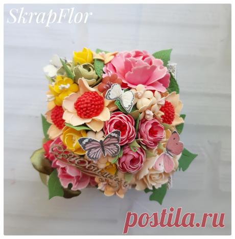 Цветочная коробочка, которая сможет впечатлить! В такой коробочке можно подарить денежный подарок, украшение или просто написать слова благодарности или поздравления.
Все цветочки ручная работа!