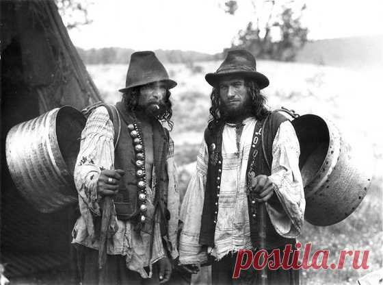 Каким словам русские уголовники научились у цыган Язык деклассированного элемента русского общества – воровское арго – сформировался под влиянием разных лингвистических групп. Многие слова в нём заимствованы из идиша, иврита. Есть и «одолженные» из цыганского языка выражения. Последний факт обусловлен тем, что цыгане также являлись частью криминального сообщества России.