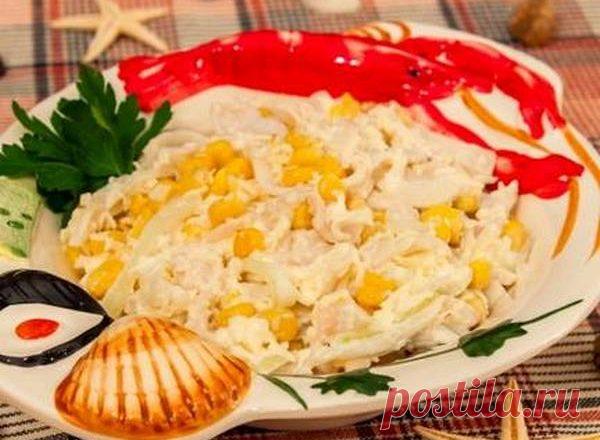 Салат с кальмарами, грибами, кукурузой и сыром, рецепт с фото — Вкусо.ру