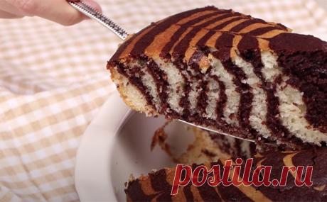 Смешиваем 2 стакана кефира со стаканом манки и печем настоящий торт