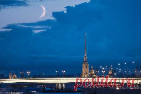 Луна, Облака и Петропавловский собор. Фотограф Кондратенко Руслан