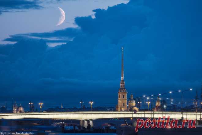 Луна, Облака и Петропавловский собор. Фотограф Кондратенко Руслан
