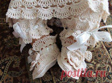 Вязание на самых маленьких
Хлопковый комплект для малыша

(Костюмчик «Полумесяц»)
(Комплект для новорожденного. от 0-3 месяцев. пряжа Bernat 100% Хлопок не мерсеризованный.. Крючок 1.75) Верхняя часть комплекта, украшена сатиновой лентой.
Мотив вязки ,веерки, кокетка столбики с одним накидом.
В штанишках пояс связан из столбиков без накида, подвёрнут на изнаночную сторону и пришит.В кулиску вставлена широкая резинка.
•••




•••в продолжении ещё фото