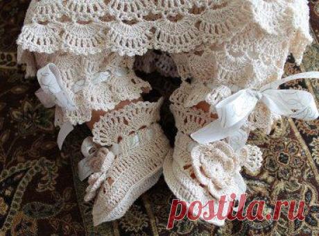 Вязание на самых маленьких
Хлопковый комплект для малыша

(Костюмчик «Полумесяц»)
(Комплект для новорожденного. от 0-3 месяцев. пряжа Bernat 100% Хлопок не мерсеризованный.. Крючок 1.75) Верхняя часть комплекта, украшена сатиновой лентой.
Мотив вязки ,веерки, кокетка столбики с одним накидом.
В штанишках пояс связан из столбиков без накида, подвёрнут на изнаночную сторону и пришит.В кулиску вставлена широкая резинка.
•••




•••в продолжении ещё фото