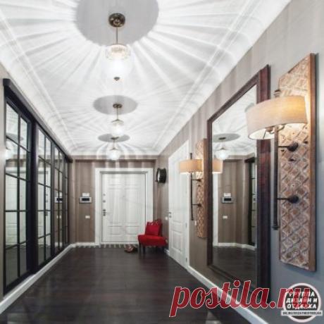 Как оформить большую прихожую: 4 совета Нади Зотовой
Иногда пустота давит сильнее, чем маленькое пространство. Дизайнер рассказывает, что можно сделать с «лишними» метрами в коридоре