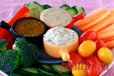 10 вариантов КРУТЕЙШИХ разных СОУСОВ Любое блюдо можно сделать ресторанным с помощью соуса! 1. Сметана(15%) + пара долек чеснока+ измельченный укроп+соль и черный перец. Все перемешиваем. Сметану больше 15% лучше не брать или немного развести густую сметану водой(молоком).Такой соус отлично подойдет к голубцам, драникам, овощным котлетам и печеному картофелю. 2. Оливковое масло(растительное)+лимонный сок+соль+смесь сушеных итальянских трав(базилик, орегано, майоран, тимьян) . …