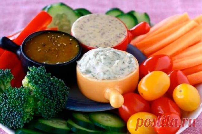 10 вариантов КРУТЕЙШИХ разных СОУСОВ Любое блюдо можно сделать ресторанным с помощью соуса! 1. Сметана(15%) + пара долек чеснока+ измельченный укроп+соль и черный перец. Все перемешиваем. Сметану больше 15% лучше не брать или немного развести густую сметану водой(молоком).Такой соус отлично подойдет к голубцам, драникам, овощным котлетам и печеному картофелю. 2. Оливковое масло(растительное)+лимонный сок+соль+смесь сушеных итальянских трав(базилик, орегано, майоран, тимьян) . …