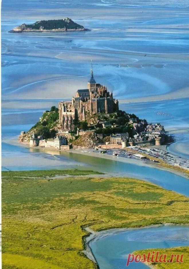 Мон-Сен-Мише́ль (фр. Mont Saint-Michel, норманд. Mont Saint Miché — гора святого Михаила) — небольшой скалистый остров, превращённый в остров-крепость, на северо-западном побережье Франции.