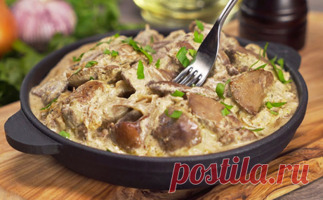 Готовим куриную печень со сметаной: бюджетный продукт получается нежным, словно паштет