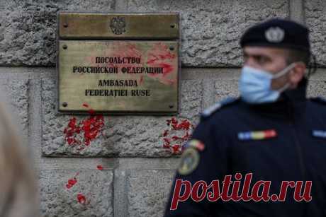 Сотрудники посольства РФ в Бухаресте покинут Румынию. Сорок сотрудников посольства России в Бухаресте и члены их семей покинут территорию Румынии в субботу, 1 июля, из-за требования властей страны сократить штат дипломатического представительства. Вылет состоится около 13:00 по местному времени на борту гражданского самолета, принадлежащего российской авиакомпании.