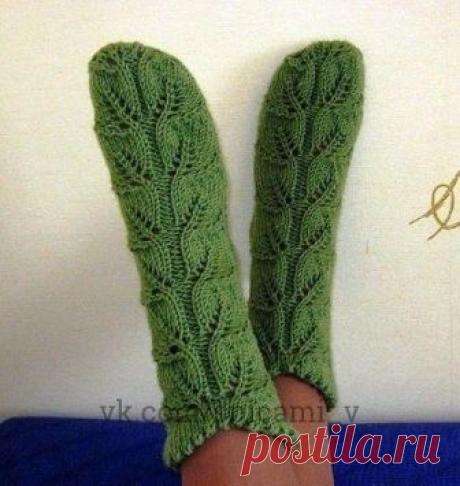 Ажурные носки 
 
ОПИСАНИЕ: Вязание на 4-х спицах. 
Размер 38 
вяжем 2 рисунка: в центре - листочки, а по краям - скрещенные 4 петли и между ними 3 изнан. 
 
Набрать 66 петель и распределить на 4 спицы. 
Вяжем 4 ряда - лицевыми. 
5 р - 4 лиц,3 изн,4 лиц,3изн,4 лиц,3 мзн,7 лиц,2 вм лиц, накид,1 лиц,1 изн, 2 вм л, накид,7 лиц,3 изн, 4лиц, 3изн,4 лиц,3 изн,4лиц,3изн 
6 р - 4л,3 из, 4л,3 из,4л,3 из, 6 л, 2 вместе л,2 л, накид,1 л, 1 из,1 л, накид, 2 л,2вм л,6 л,3из,4л,3из,4л,3и...