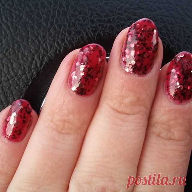Любимая новогодняя желейка от #goldenrose 
Жаль, что без базы и топа выдерживает только один день носки. С базой и топом от #evamosaic способен прожить 4-5 дней.
#rednails #nailpolish #nailblogger #лакоманьяк #лаковмногонебывает #красныхлаковмногонебывает #💅