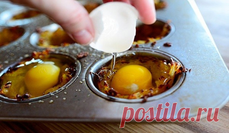 Хозяйка натерла картофель и устелила им формочки для кексов. Идеальное решение для завтрака!