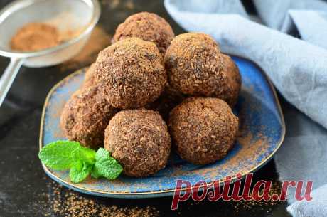Простые и одновременно очень вкусные — СЫРОЕДНЫЕ КОНФЕТКИ ИЗ ФИНИКОВ  

Заменяйте ими магазинные сладости, а особенно - готовьте деткам! 

Возьмем (на 10-12 конфеток):
 100 г фиников 
 100 г кокосовой стружки 
 3 ст.л. порошка кэроба (можно заменить на какао) 
 5 ст.л. воды 

1) Финики хорошо промыть (если суховаты - можно предварительно замочить) и положить в блендер.
2) Добавить кокосовую стружку и измельчить с финиками. 
3) Добавить кэроб (какао), воду и смешать еще раз...