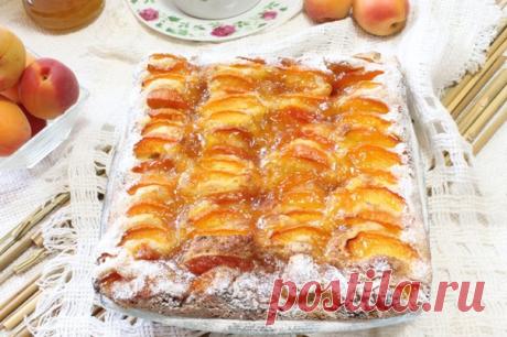 Абрикосовый пирог - «сладкий» рецепт с абрикосами под заливкой из аналогичного джема. Кроме абрикос это тесто «дружит» со сливами, твердоватыми персиками, нектарином, черной смородиной. Также можно обойтись без джема и посыпать пирог, например, колотыми орехами, кокосовой стружкой, осколками черного шоколада.
мука в/с — 180 г; яйца — 2 шт. крупного размера; сахар — 70 г; разрыхлитель — 1/2 ч. л.; абрикосы — 5-7 шт.; абрикосовый джем — 100 г; соль 1/4 ч. л.