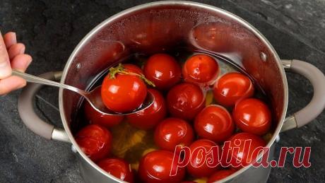 Варю помидоры 5 минут и получается такой деликатес, что сколько не готовь - всегда мало. Закусочные помидоры.