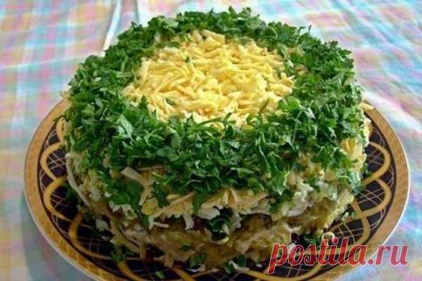 Слоеный салат с шампиньонами, куриным филе и картофелем, рецепт с фото и видео Красивое блюдо для праздничного стола.