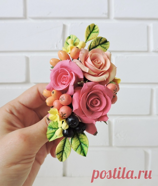 Броши с цветами из полимерной глины, а ведь такими можно украсить интерьер, например прицепив на прихват штор