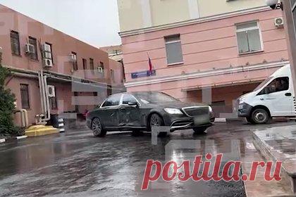 Помятый после ДТП люксовый Mercedes-Maybach Жириновского сняли на видео