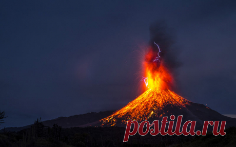 What a pa-lava! Designer captures moment lighting bolt clashes with erupting volcano!