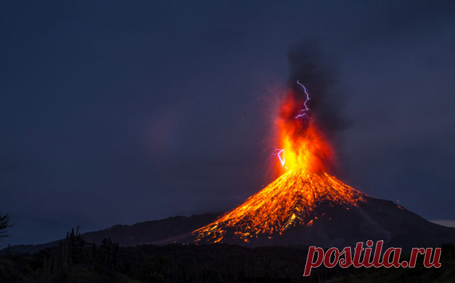What a pa-lava! Designer captures moment lighting bolt clashes with erupting volcano!