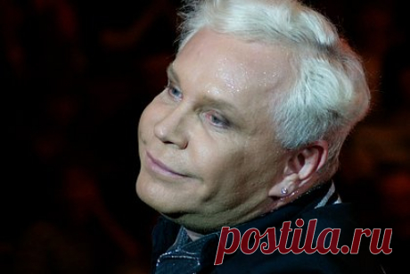 Брат Бориса Моисеева отказался приезжать на его похороны. Брат российского певца Бориса Моисеева Маркс Толкач заявил о том, что не сможет посетить похороны артиста. По словам родственника певца, проживающего в Канаде, приезд в Россию скажется на его здоровье. Толкач отметил, что в Москве ему будет негде разместиться, так как квартиру Моисеева «захватил» его директор.