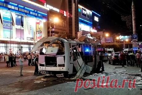 Число пострадавших при взрыве в Воронеже увеличилось до 24. Число пострадавших в результате взрыва автобуса в Воронеже выросло до 24. За медицинской помощью обратились еще два человека. Взрыв пассажирского автобуса ПАЗ около галереи Чижова в Воронеже произошел в четверг, 12 августа. Следователи в настоящий момент рассматривают три версии случившегося.