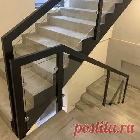 Лестничные ограждения из дерева и стекла