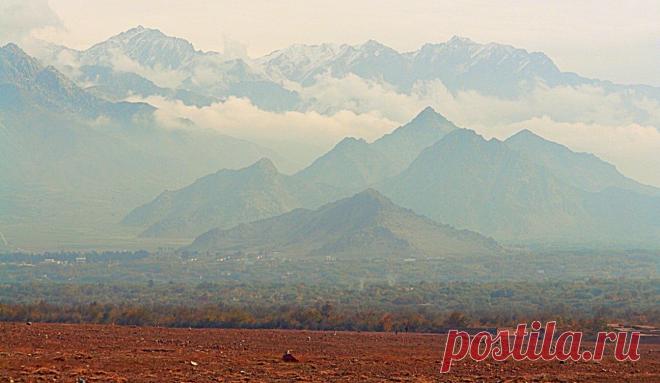 Суровые горы Афганистана! Пришлось снимать на ходу, из машины!