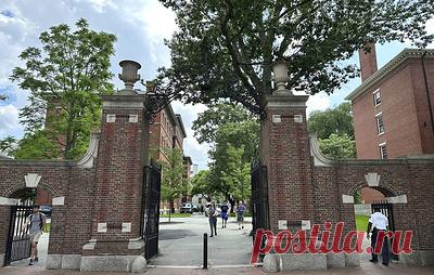 CNN: Гарвард обвинили в предпочтениях для родственников выпускников и спонсоров вуза. В иске трех организаций, защищающих права меньшинств, утверждается, что получающие преференции при поступлении "в подавляющем большинстве случаев белые" и составляют до 15% всех принятых студентов