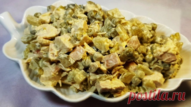 Вкусный салат, который съедается быстрее чем готовится. Новогодние салаты 2020! Как приготовить в домашних условиях праздничный салат из куриного мяса и зелёного горошка к новогоднему столу.