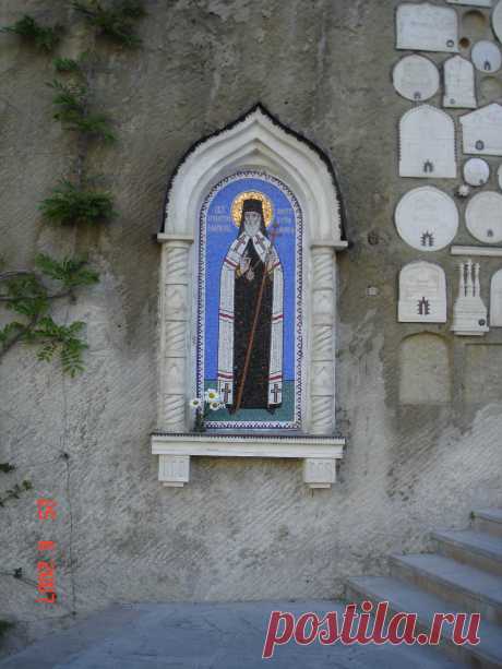 В двух километрах от Бахчисарая в скале на краю отвесного обрыва, много веков назад возник Успенский монастырь, один из самых древних в Крыму. Существует множество легенд о возникновении храма. По одной из них пастух по имени Михаил увидел на скале в семи саженях от земли икону Богоматери и горящую свечу перед ней. |  Альбом КРЫМ.... - 192 фото. Фотографии Галина Л.