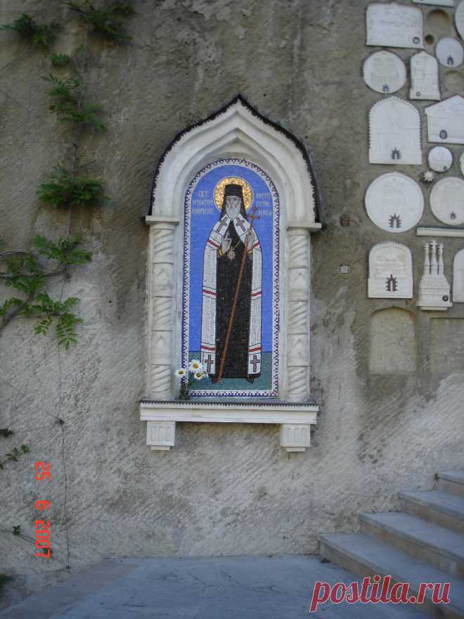 В двух километрах от Бахчисарая в скале на краю отвесного обрыва, много веков назад возник Успенский монастырь, один из самых древних в Крыму. Существует множество легенд о возникновении храма. По одной из них пастух по имени Михаил увидел на скале в семи саженях от земли икону Богоматери и горящую свечу перед ней. |  Альбом КРЫМ.... - 192 фото. Фотографии Галина Л.