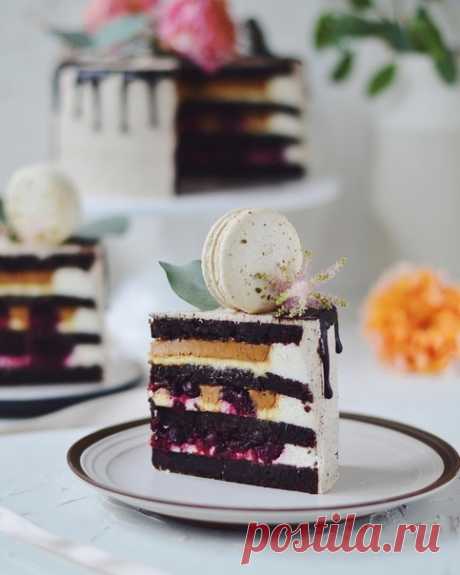 "Шоколадный торт с карамелью и вишней"
-----------—
Супер влажные коржи на пиве Гиннес, ароматные и сытные, взбитая Соленая карамель, которая тает во рту и прослойка из ароматной пьяной вишни просто идеальная компания
-----------—
D=20 см
Для бисквита:
Пиво Гиннес-500 г
Масло сливочное- 280 г
Мука-340 г
Яйцо-5 шт
Какао-порошок-125 г
Сахар-440 г
Разрыхлитель-10 г
⠀
Приготовление. В сотейнике нагреваем Гиннес до кипения, снимаем с огня и добавляем масло нарезанное на кусочки...