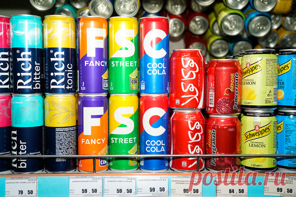 Какие аналоги Coca-Cola и Pepsi появились в российских магазинах. После того как крупнейшие производители газировки Coca-Cola и PepsiCo решили прекратить в России производство и продажу своих самых популярных напитков, ассортимент газировки со вкусом колы на полках российских магазинов вырос, выяснила исследовательская компания NielsenIQ. Какие аналоги уходящих брендов колы можно увидеть на полках магазинов — в обзоре РБК