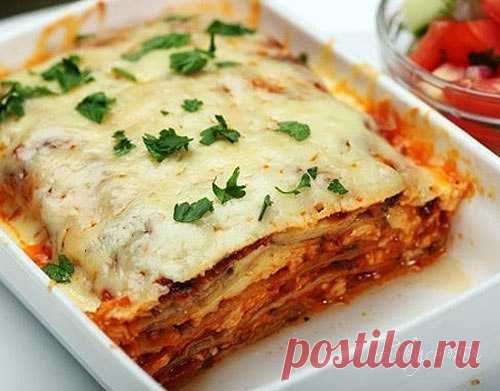 ЗАПЕКАНКА С БАКЛАЖАНАМИ 










Готовим продукты для блюда:— Два репчатых лука,— Две моркови,— Два баклажана,— 500 гр. картофеля,— 3 помидора,— Майонез,— 100 гр. сыра,— примерно 250 гр. мясного фарша.
Это количество ингре…