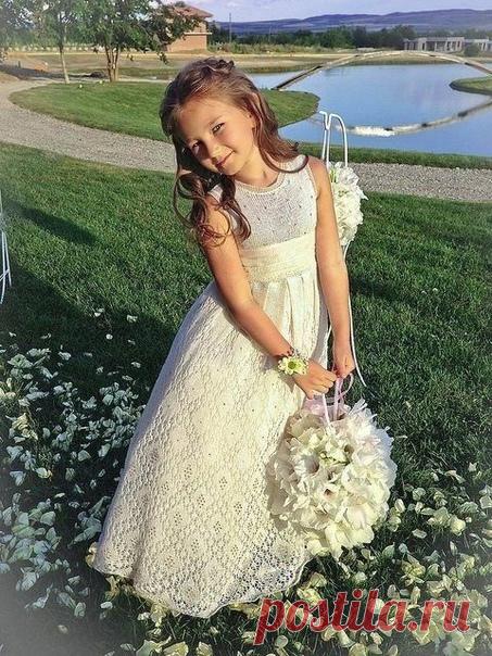 Платье спицами для принцессы.
Связала его Таня-Tancha-2007 с Осинки.
Схема примерная.