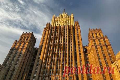 МИД России обвинил Запад в контрабанде нефти в Сирии. Соединенные Штаты и их союзники, которые незаконно оккупируют территорию Сирии, участвуют в расхищении и контрабанде нефти и зерна, лишая республику ресурсов. Заявление опубликовано на сайте МИД России. В дипведомстве уточнили, что тем самым США лишают сирийское население хлеба и энергоресурсов.