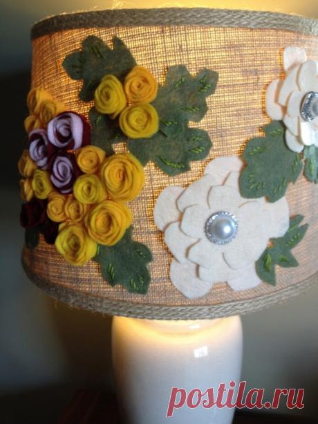 Идеи декора. Абажур с цветами из фетра и торшер из пластиковых бутылок