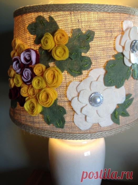Идеи декора. Абажур с цветами из фетра и торшер из пластиковых бутылок