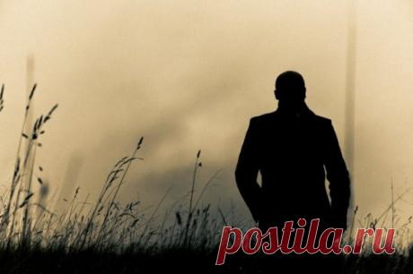 Один мужчина ушел от жены. Когда они познакомились, в институте, его очаровала ее мягкость, нежный свет серых глаз и тихий голос. Он называл ее Аленушкой, хотя по паспорту она была Еленой Сергеевной. Так это имя к ней и прилипло.
Он быстро позвал ее замуж, она согласилась. Жили ладно, хоть и были, почитай, голытьба. Спали на полу на матрасе, ели макароны, а сгущенку по праздникам. Но ничего. Прожили 35 лет. Родили трех детей. Путешествовали. Сначала с палатками по рекам и озерам, потом, когда у