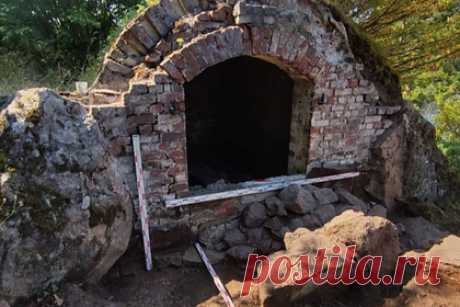 В Ленобласти на «острове мертвых» нашли фрагмент склепа XIX века. В парке-заповеднике «Монрепо», расположенном в Выборгском районе Ленинградской области, археологи нашли декоративный фрагмент склепа XIX века. На острове Людвигштайн находится семейная усыпальница владельцев «Монрепо» Александра Николаи и его супруги Софьи, похороненных во второй половине XIX века.