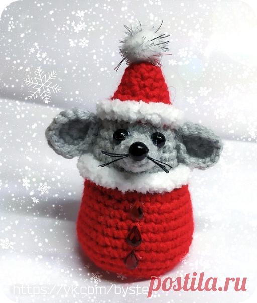 Мышонок Санта 
Автор: Стефания Плахота
источник: https://vk.com/wall-83175307_8238