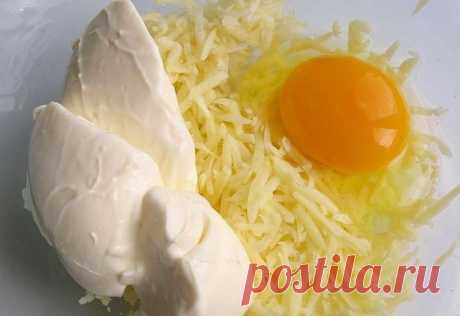 Она смешала натертый картофель с сыром и чесноком и отправила в духовку. Так просто, но безумно вкусно! Если вы не раз делали аппетитные драники по рецепту бабушки, а также любите готовить зразы под соусом, то вам непременно понравится рецепт следующего вкусного и сытного блюда. Этой...