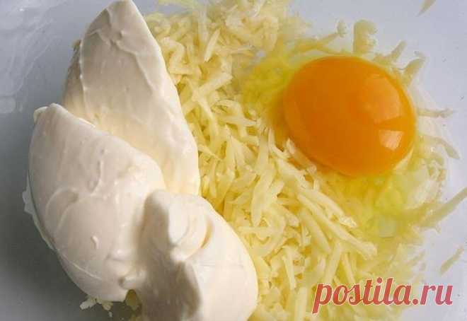Она смешала натертый картофель с сыром и чесноком и отправила в духовку. Так просто, но безумно вкусно! Если вы не раз делали аппетитные драники по рецепту бабушки, а также любите готовить зразы под соусом, то вам непременно понравится рецепт следующего вкусного и сытного блюда. Этой...